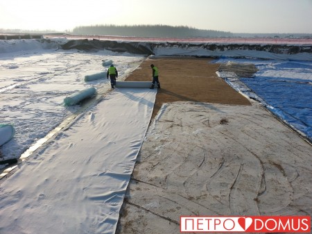 Укладка геотекстиля под геомембрану для снегоплавильни