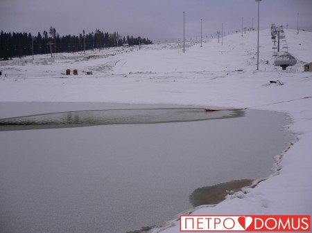 Наполнение озера из геомембраны водой